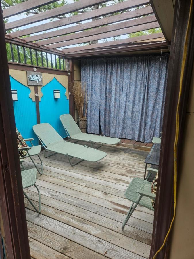 Reststop Hostel Houston Exterior photo
